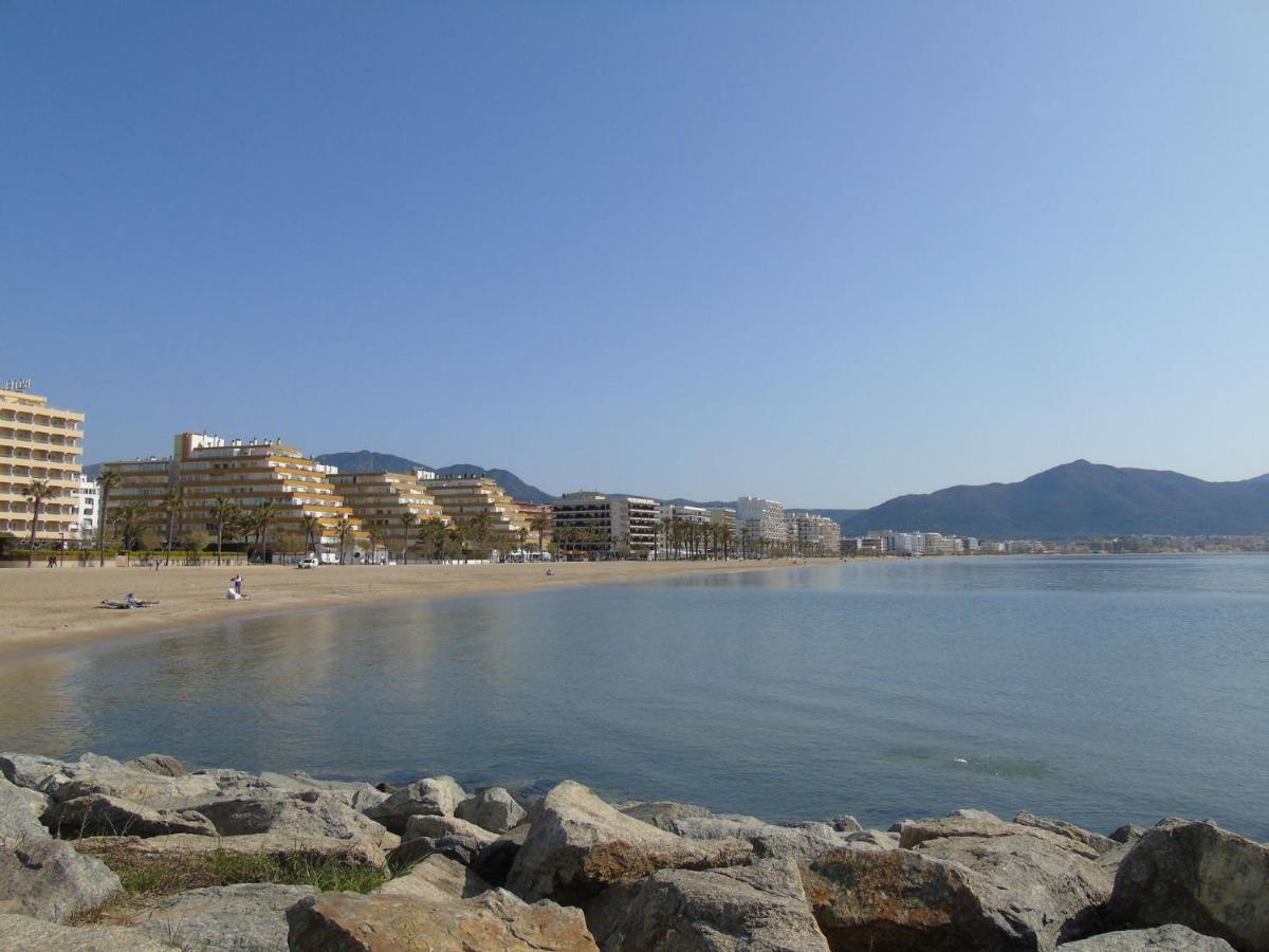 Appartement Premiere Ligne De Mer Avec Piscine Rosas Exterior foto