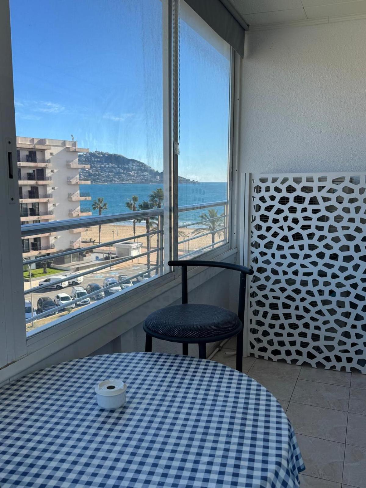 Appartement Premiere Ligne De Mer Avec Piscine Rosas Exterior foto